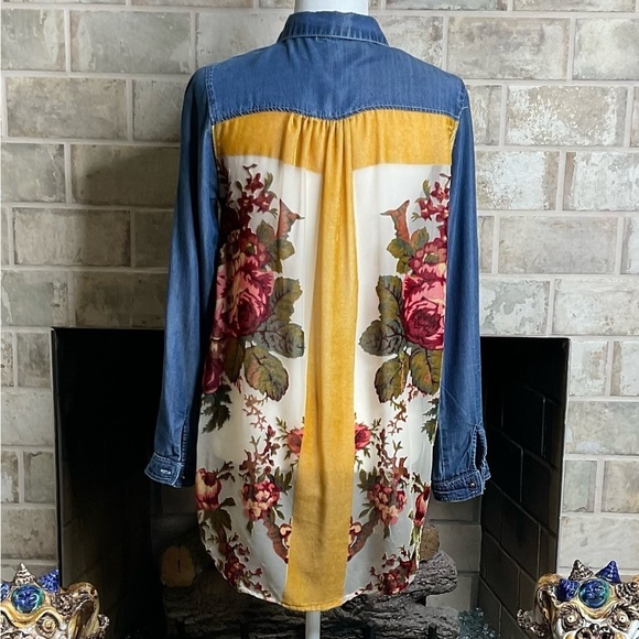 Skylar & Jade Tops - Skylar & Jade denim & burnt out velvet back Shirt Gorgeous detail EUC Sz M